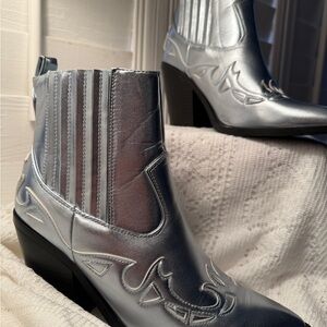 Shoe Dazzle Silver Ankle Cowboy Boots size 9